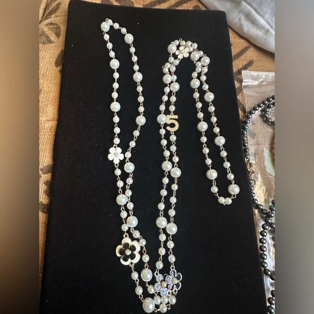 Fashion Pearl and Flower Necklace•NWOT